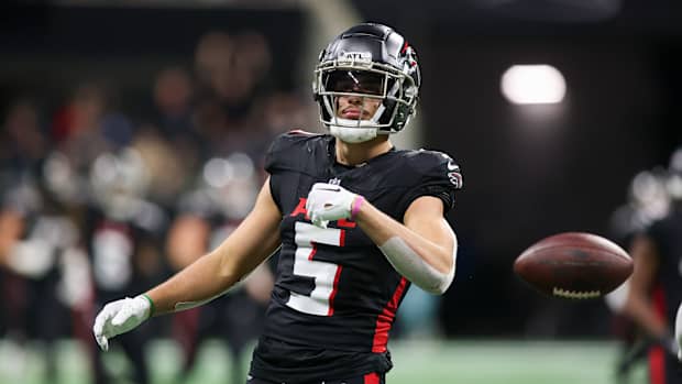 Atlanta Falcons wide receiver Drake London (5) reacts after a catch against the Tampa Bay Buccaneers in the second half at Mercedes-Benz Stadium.